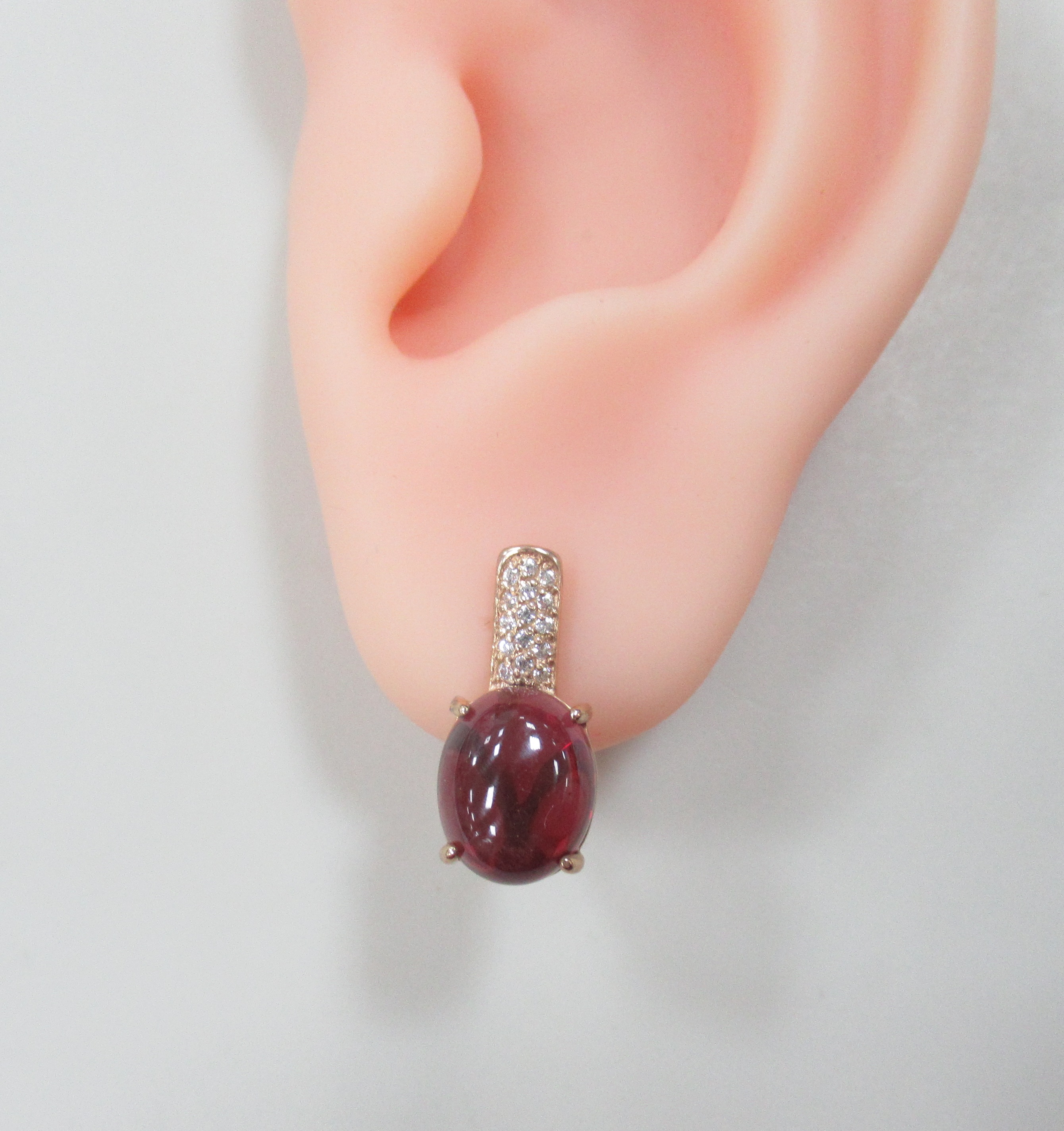 Серебряные серьги 925 пробы; вставки 2 Пл. Кварц цв. гранат, 30 Куб. Цирконий бесцв.;